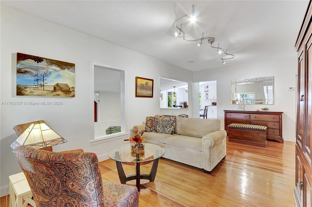 最近售出: $700,000 (2 贝兹, 2 浴室, 1310 平方英尺)