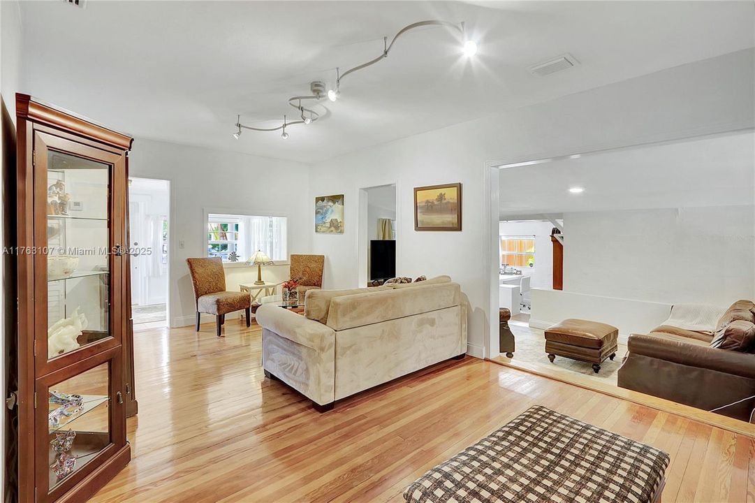 最近售出: $700,000 (2 贝兹, 2 浴室, 1310 平方英尺)