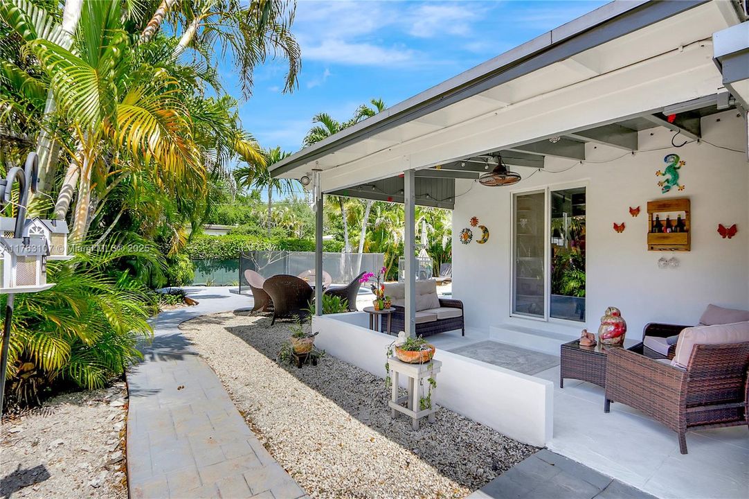 最近售出: $700,000 (2 贝兹, 2 浴室, 1310 平方英尺)