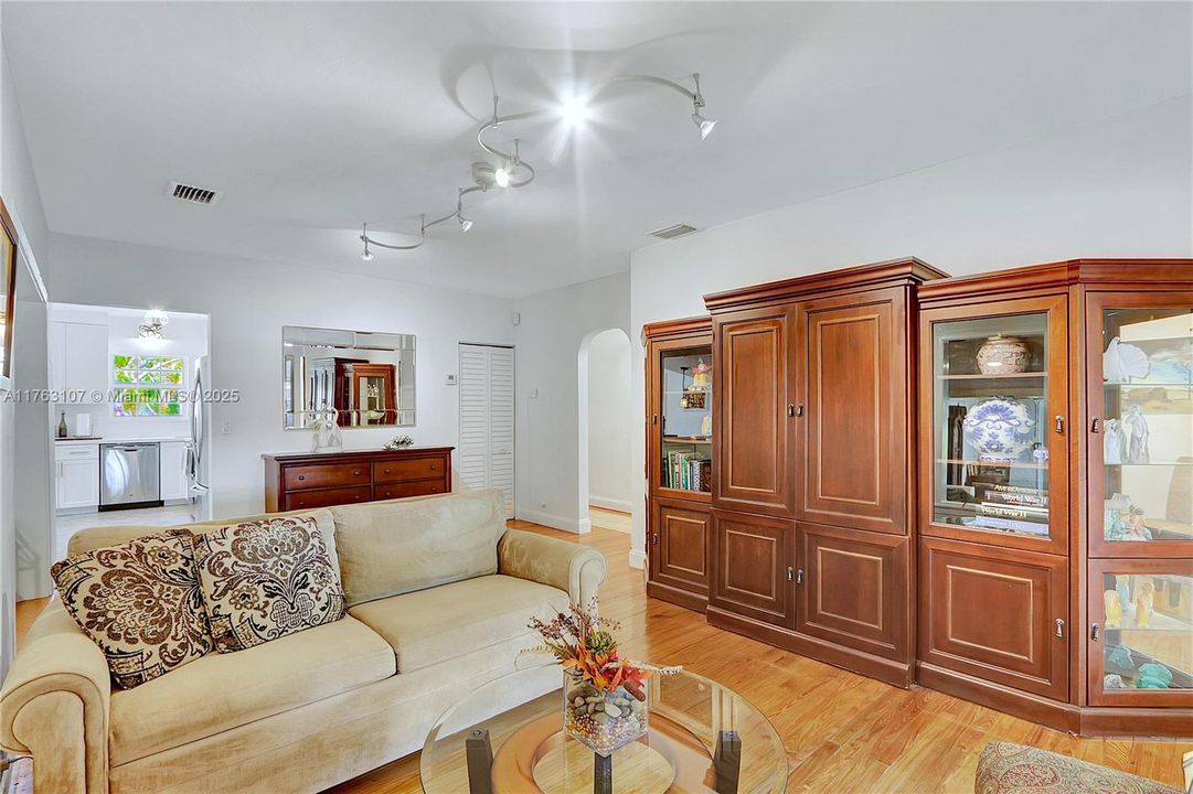 最近售出: $700,000 (2 贝兹, 2 浴室, 1310 平方英尺)