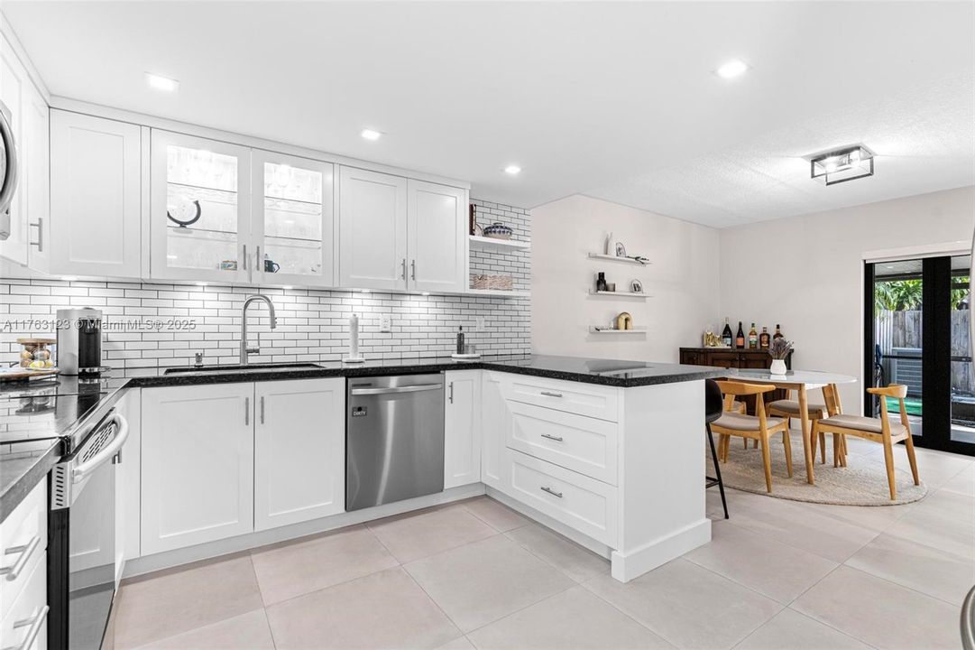 Vendido Recientemente: $650,000 (2 camas, 2 baños, 1578 Pies cuadrados)