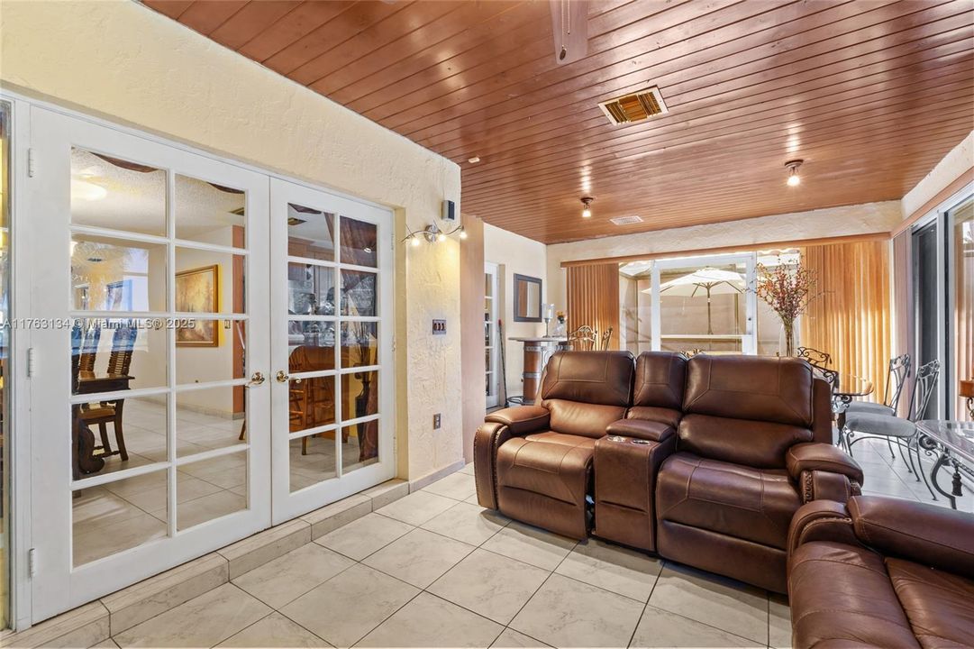 Vendido Recientemente: $629,000 (3 camas, 2 baños, 1717 Pies cuadrados)