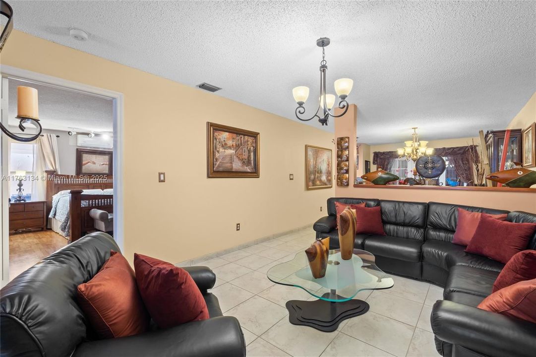 Vendido Recientemente: $629,000 (3 camas, 2 baños, 1717 Pies cuadrados)