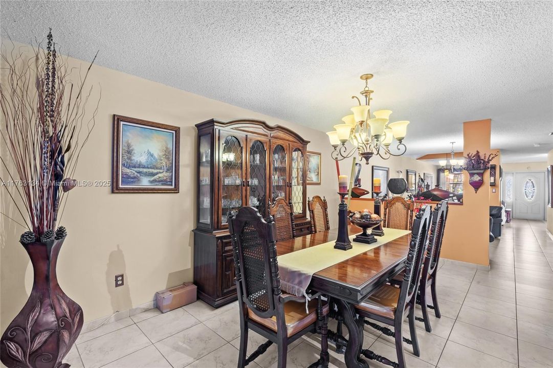 Vendido Recientemente: $629,000 (3 camas, 2 baños, 1717 Pies cuadrados)