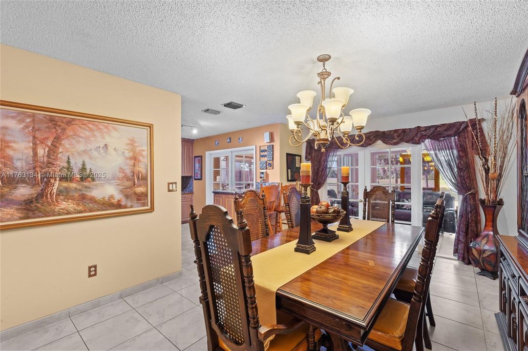 Vendido Recientemente: $629,000 (3 camas, 2 baños, 1717 Pies cuadrados)