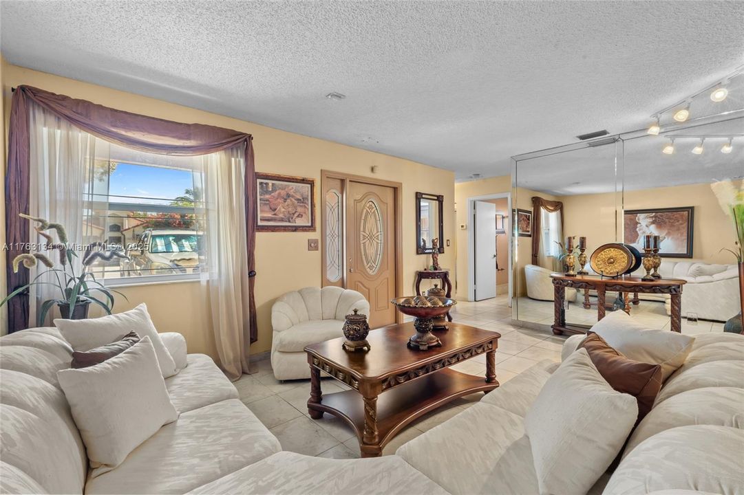 Vendido Recientemente: $629,000 (3 camas, 2 baños, 1717 Pies cuadrados)