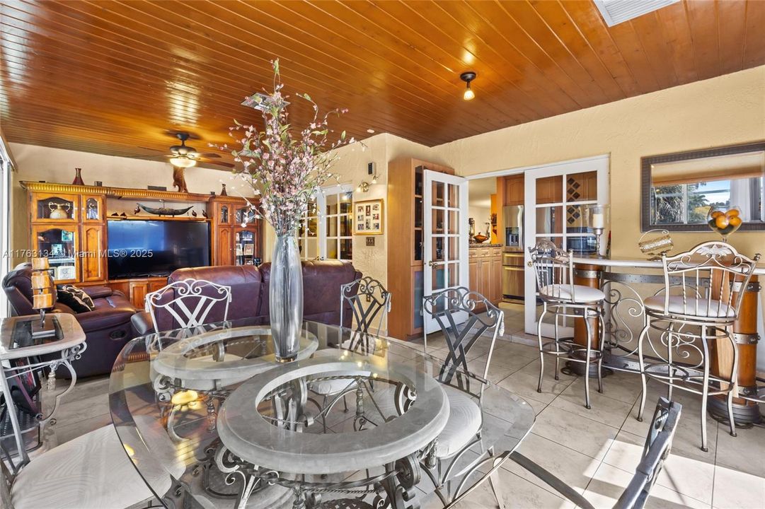 Vendido Recientemente: $629,000 (3 camas, 2 baños, 1717 Pies cuadrados)