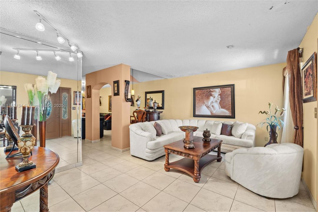 Vendido Recientemente: $629,000 (3 camas, 2 baños, 1717 Pies cuadrados)