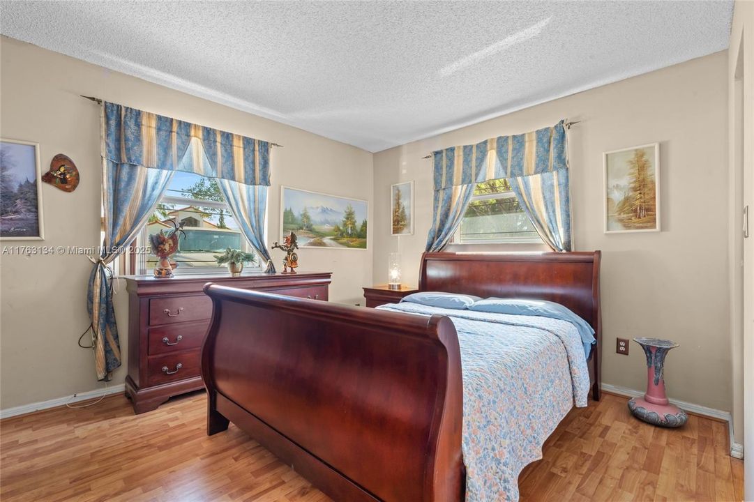 Vendido Recientemente: $629,000 (3 camas, 2 baños, 1717 Pies cuadrados)