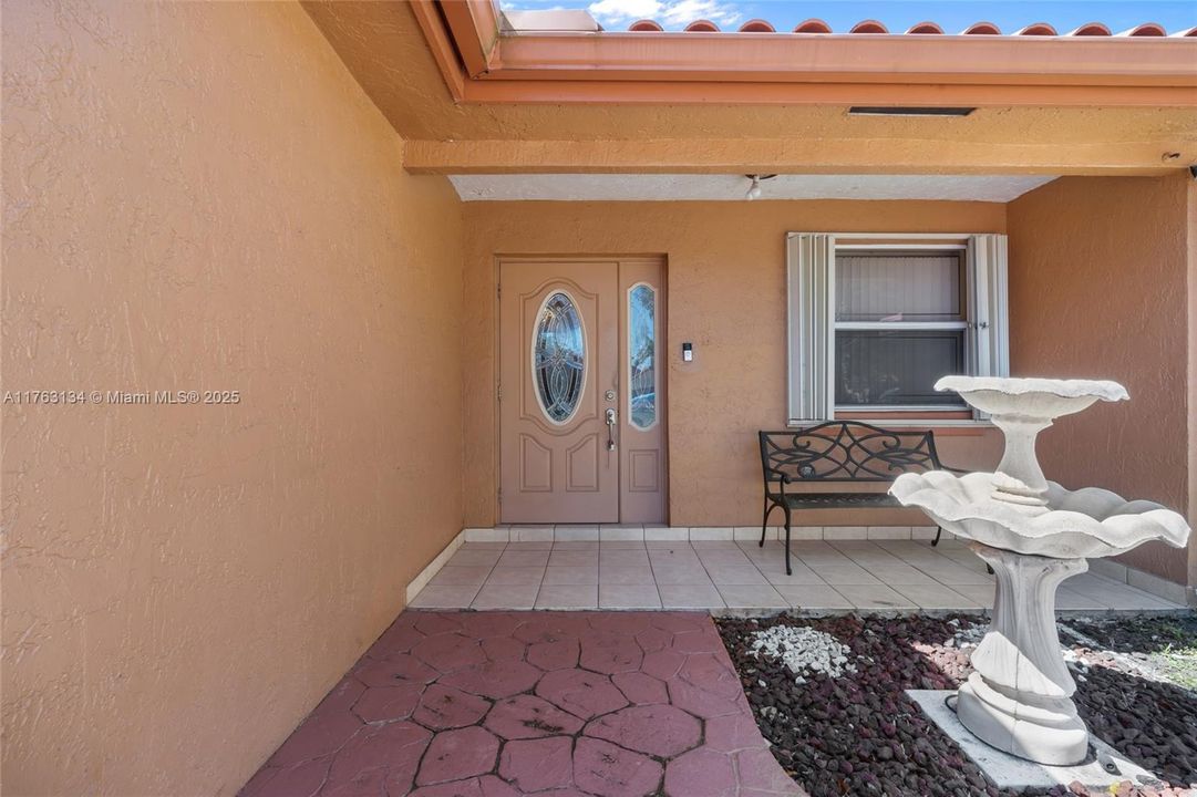 Vendido Recientemente: $629,000 (3 camas, 2 baños, 1717 Pies cuadrados)