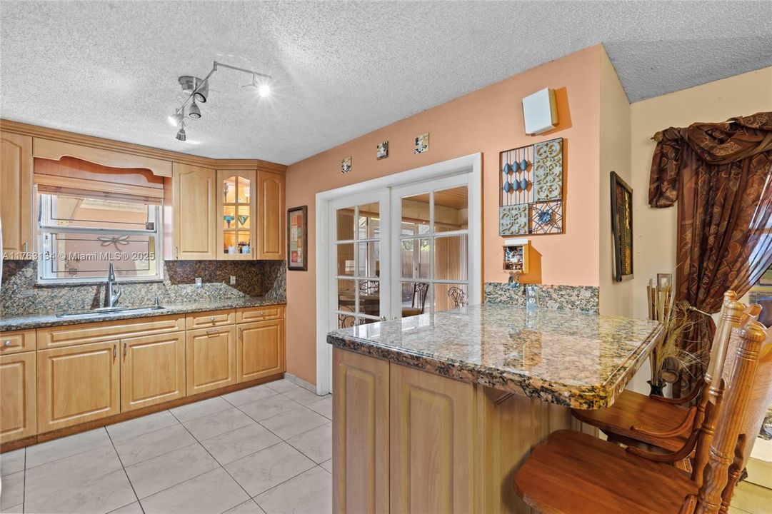 Vendido Recientemente: $629,000 (3 camas, 2 baños, 1717 Pies cuadrados)