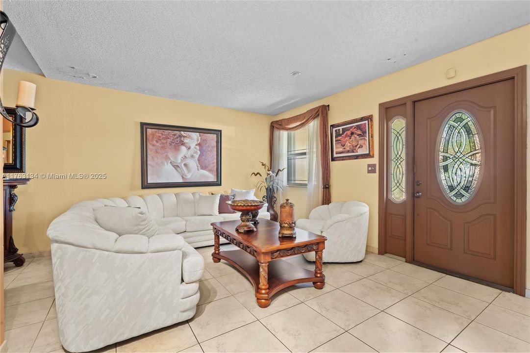 Vendido Recientemente: $629,000 (3 camas, 2 baños, 1717 Pies cuadrados)