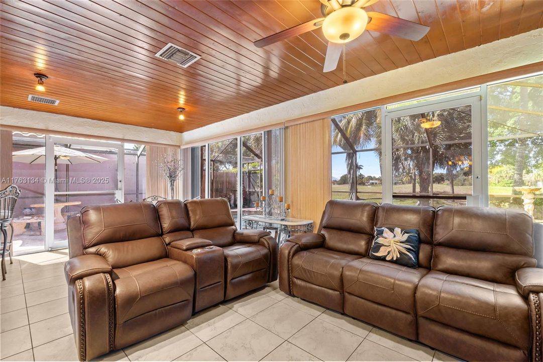 Vendido Recientemente: $629,000 (3 camas, 2 baños, 1717 Pies cuadrados)