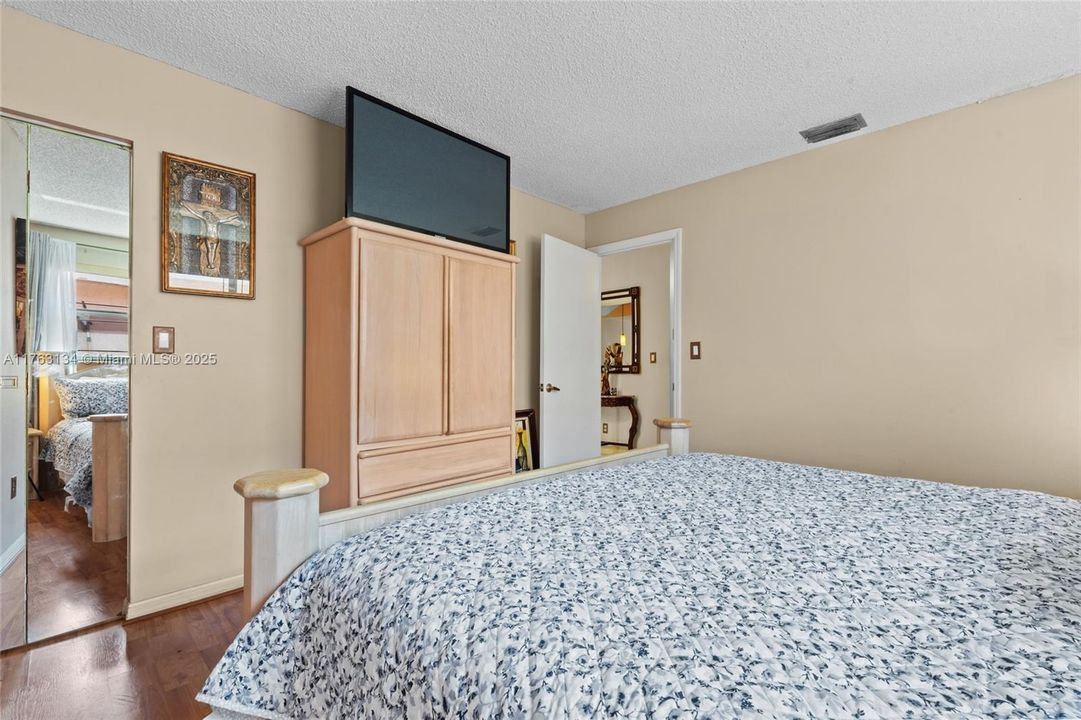 Vendido Recientemente: $629,000 (3 camas, 2 baños, 1717 Pies cuadrados)