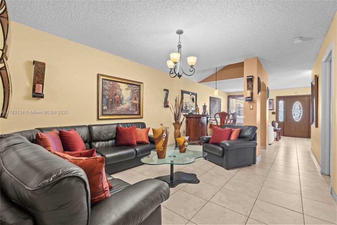 Vendido Recientemente: $629,000 (3 camas, 2 baños, 1717 Pies cuadrados)