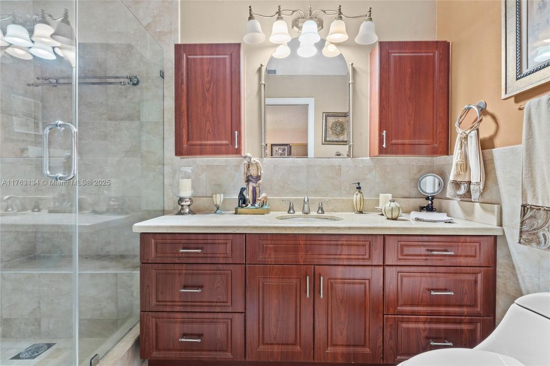 Vendido Recientemente: $629,000 (3 camas, 2 baños, 1717 Pies cuadrados)