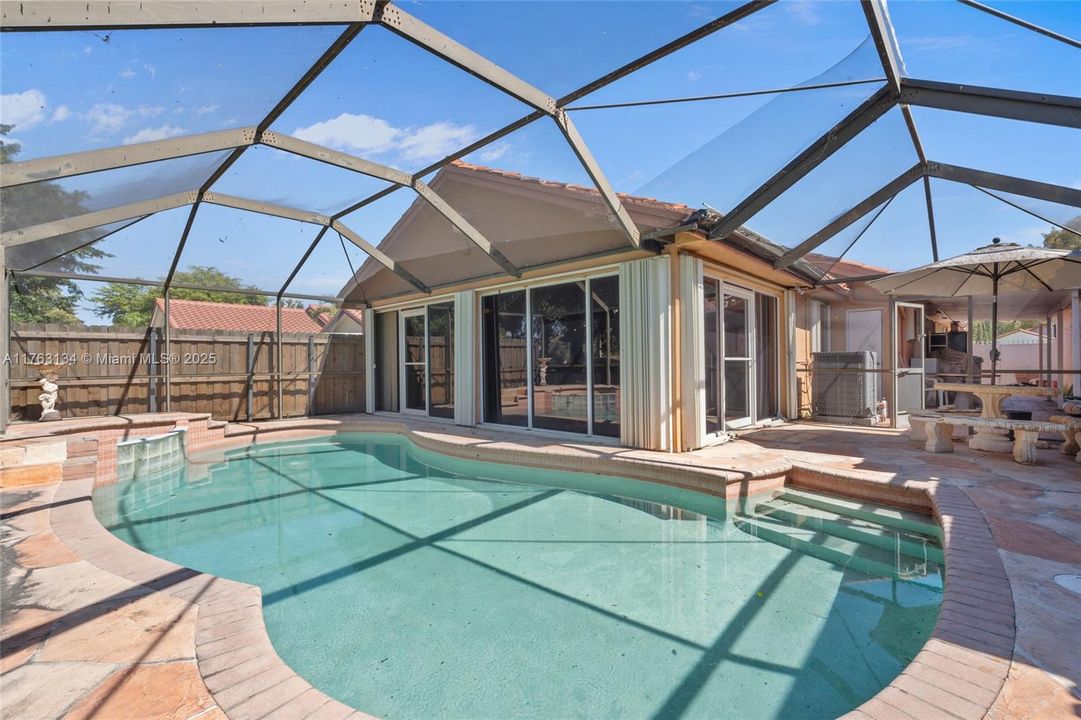 Vendido Recientemente: $629,000 (3 camas, 2 baños, 1717 Pies cuadrados)