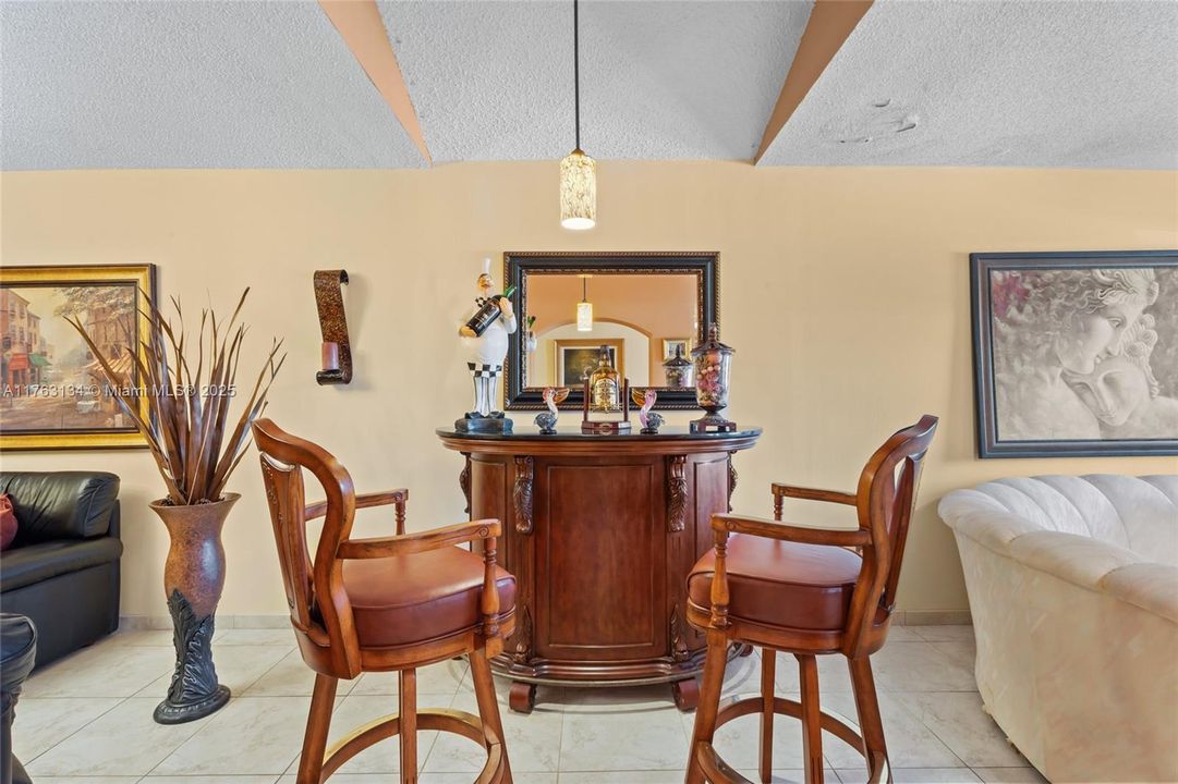 Vendido Recientemente: $629,000 (3 camas, 2 baños, 1717 Pies cuadrados)