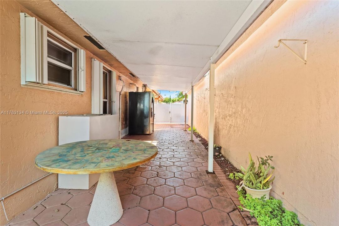 Vendido Recientemente: $629,000 (3 camas, 2 baños, 1717 Pies cuadrados)