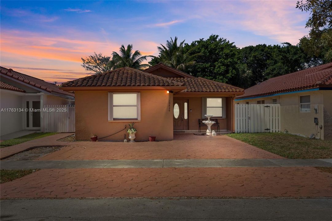 Vendido Recientemente: $629,000 (3 camas, 2 baños, 1717 Pies cuadrados)