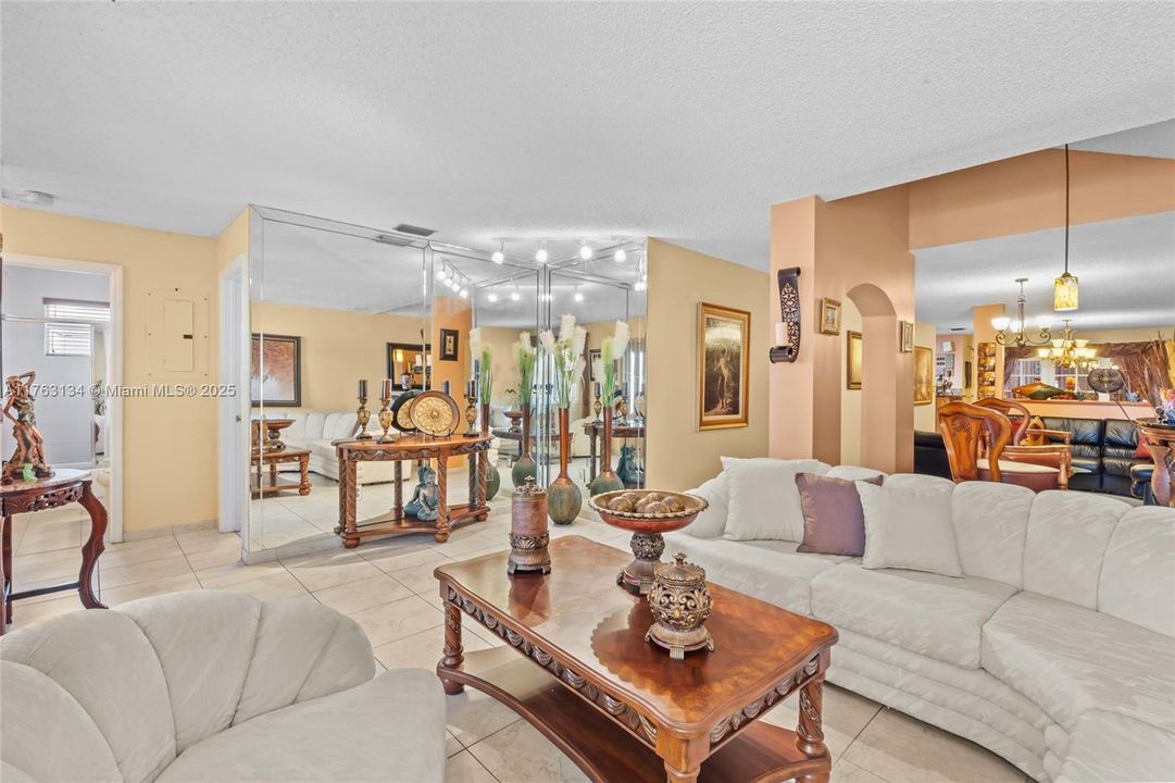 Vendido Recientemente: $629,000 (3 camas, 2 baños, 1717 Pies cuadrados)