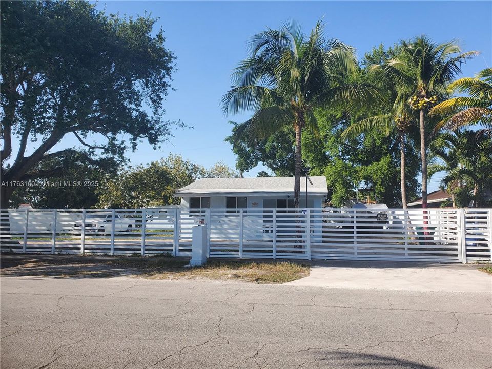 Activo con contrato: $744,999 (4 camas, 2 baños, 1745 Pies cuadrados)