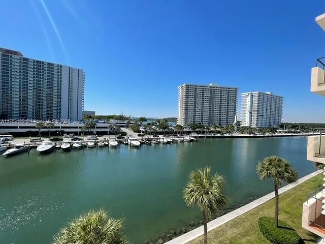 Recientemente alquilado: $1,800 (1 camas, 1 baños, 639 Pies cuadrados)