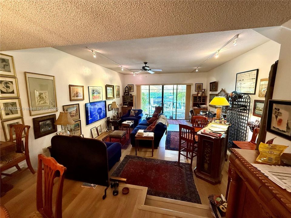 Vendido Recientemente: $591,000 (2 camas, 2 baños, 1728 Pies cuadrados)