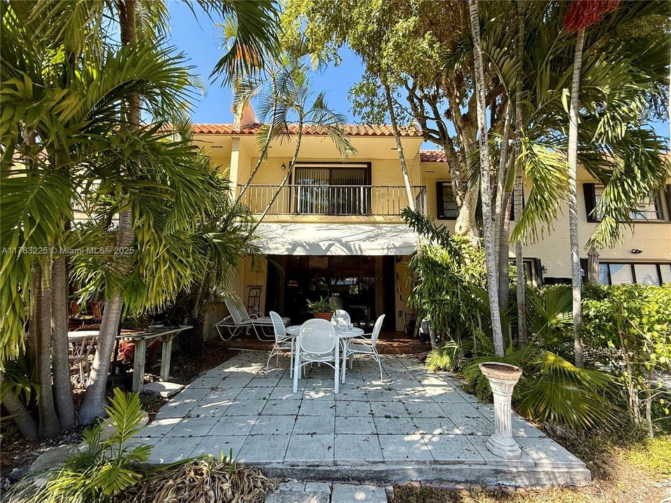 Vendido Recientemente: $591,000 (2 camas, 2 baños, 1728 Pies cuadrados)