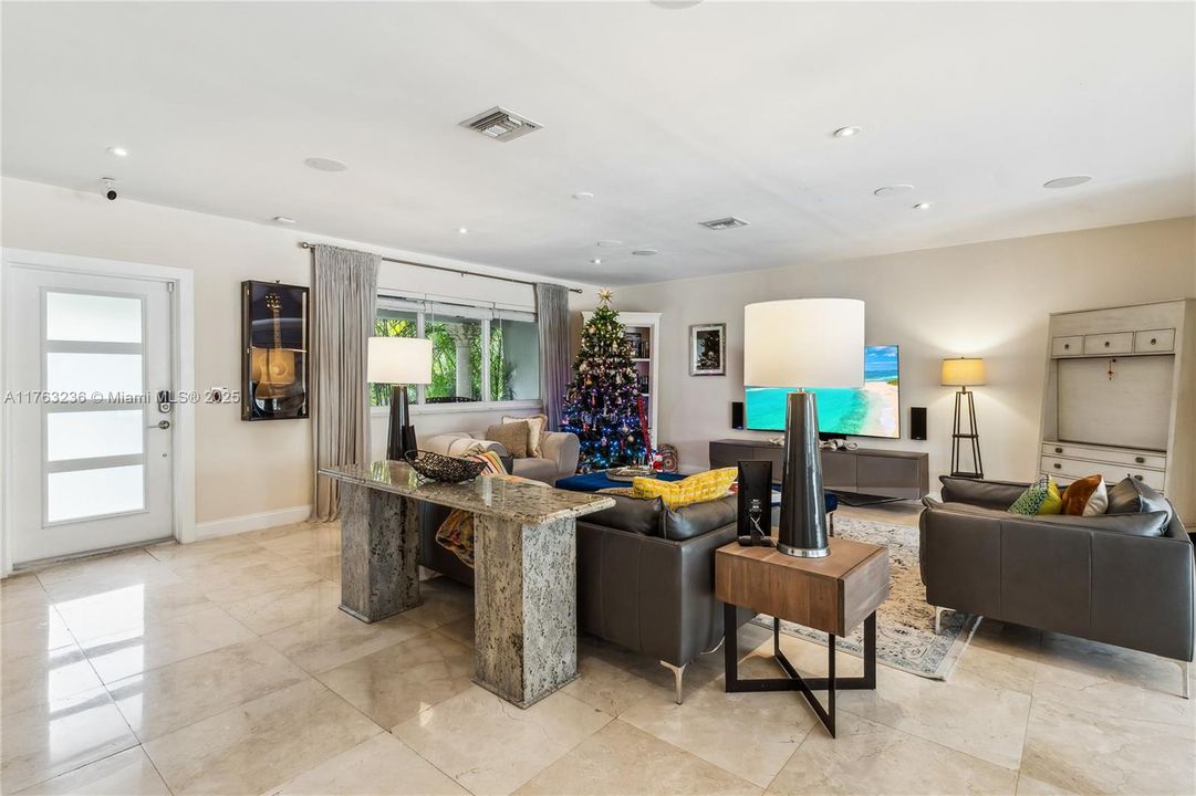 Recently Rented: $5,900 (3 beds, 3 baths, 2119 Square Feet)