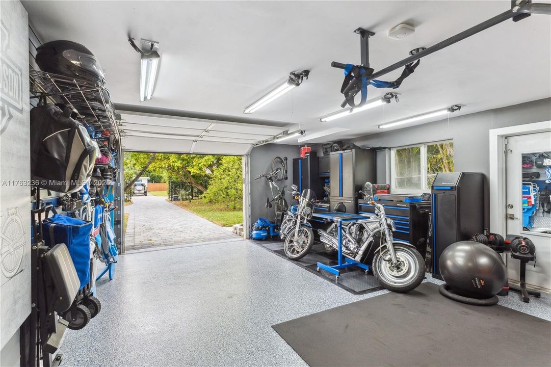 Recently Rented: $5,900 (3 beds, 3 baths, 2119 Square Feet)