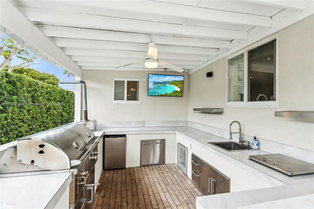 Recently Rented: $5,900 (3 beds, 3 baths, 2119 Square Feet)