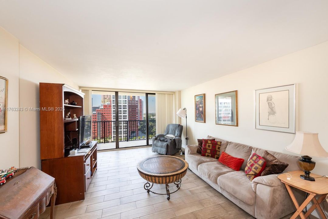 Recently Sold: $570,000 (2 beds, 2 baths, 1009 Square Feet)