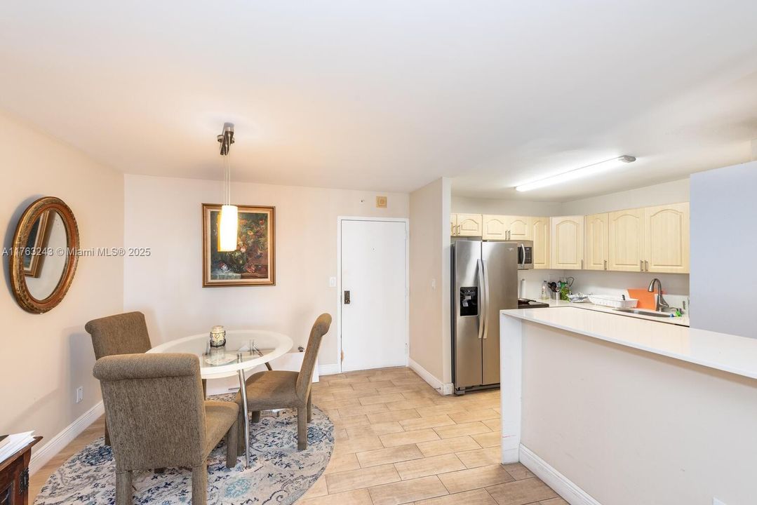 Recently Sold: $570,000 (2 beds, 2 baths, 1009 Square Feet)