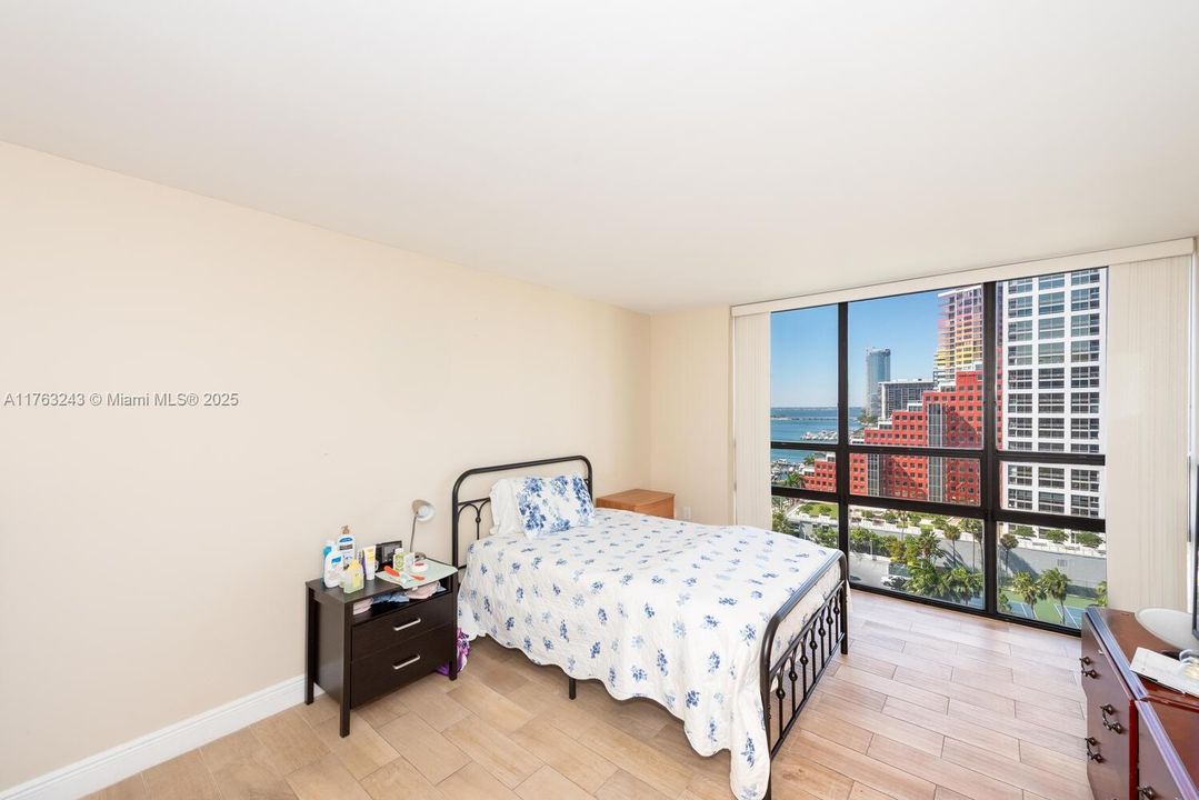 Recently Sold: $570,000 (2 beds, 2 baths, 1009 Square Feet)