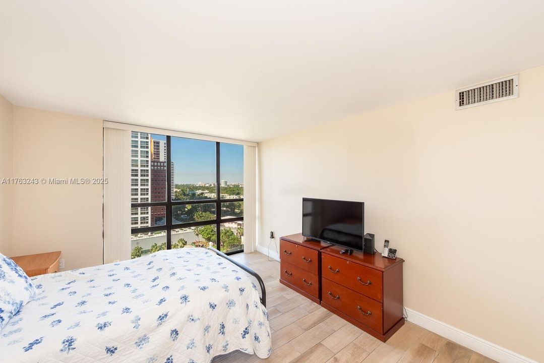 Recently Sold: $570,000 (2 beds, 2 baths, 1009 Square Feet)