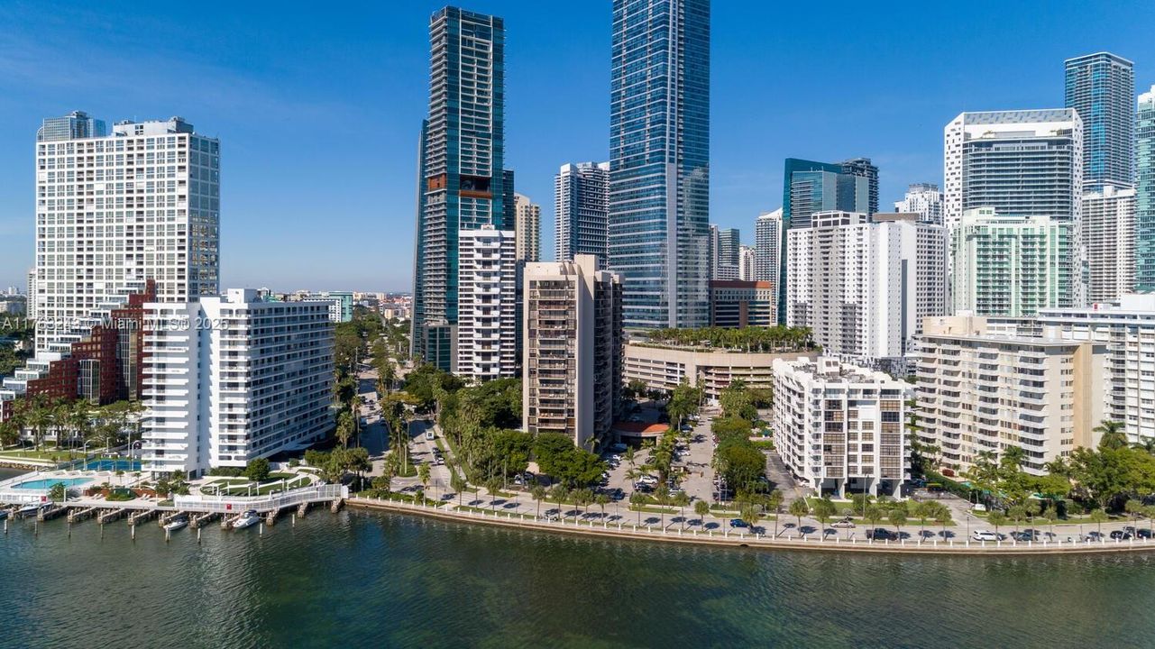 Recently Sold: $570,000 (2 beds, 2 baths, 1009 Square Feet)