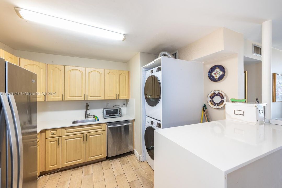 Recently Sold: $570,000 (2 beds, 2 baths, 1009 Square Feet)