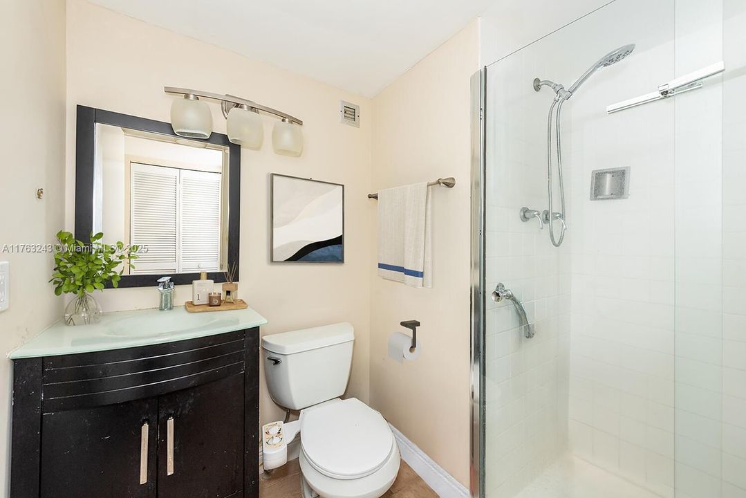 Recently Sold: $570,000 (2 beds, 2 baths, 1009 Square Feet)