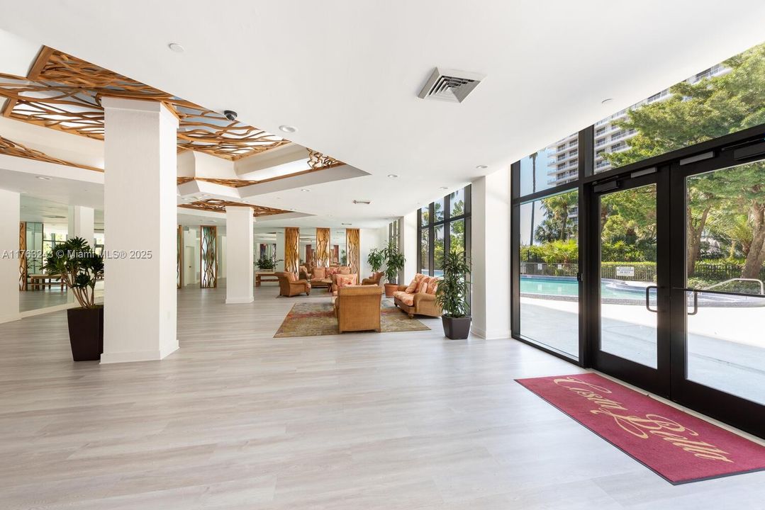 Recently Sold: $570,000 (2 beds, 2 baths, 1009 Square Feet)