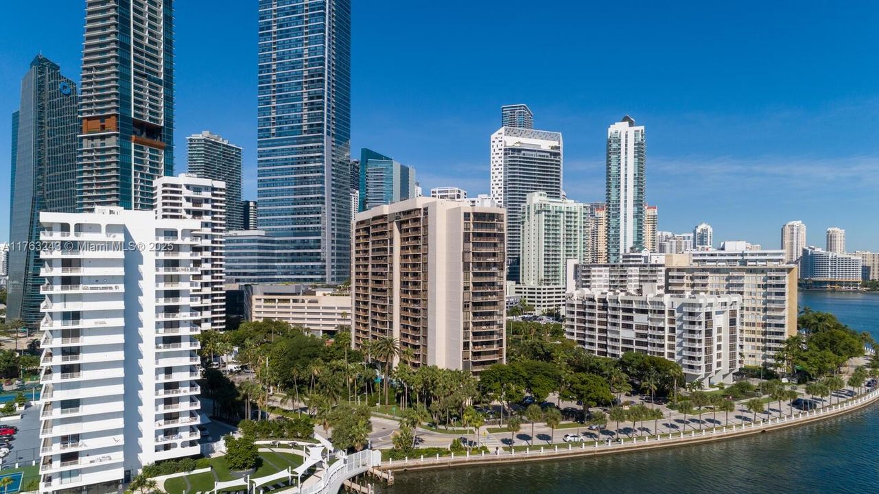 Recently Sold: $570,000 (2 beds, 2 baths, 1009 Square Feet)