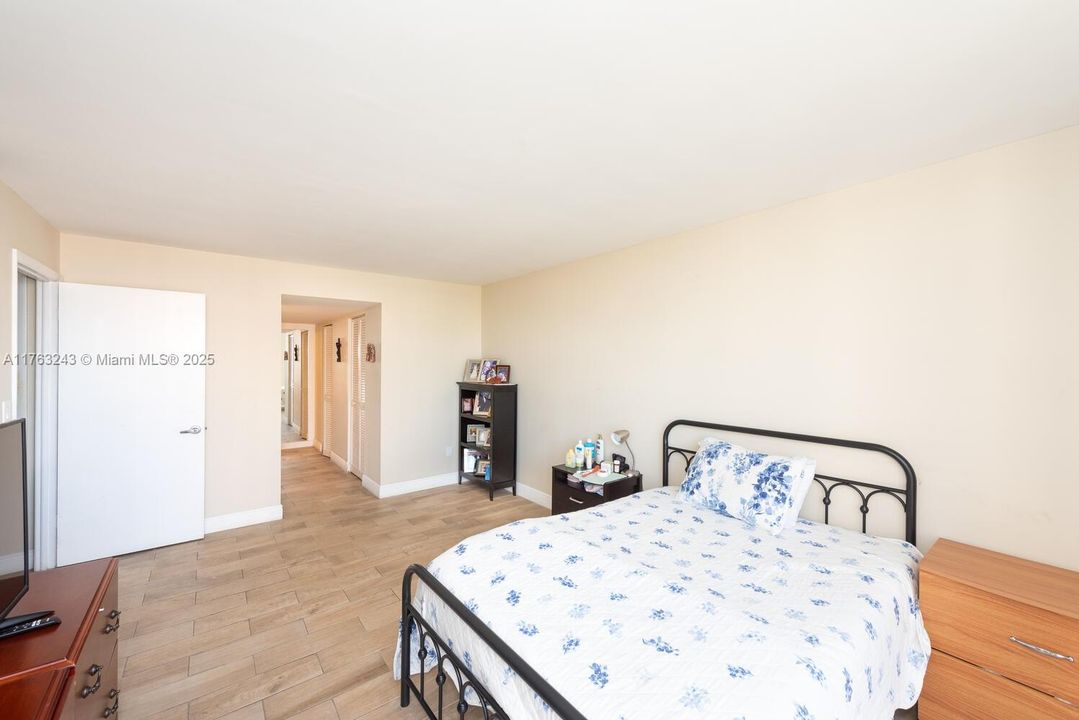 Recently Sold: $570,000 (2 beds, 2 baths, 1009 Square Feet)