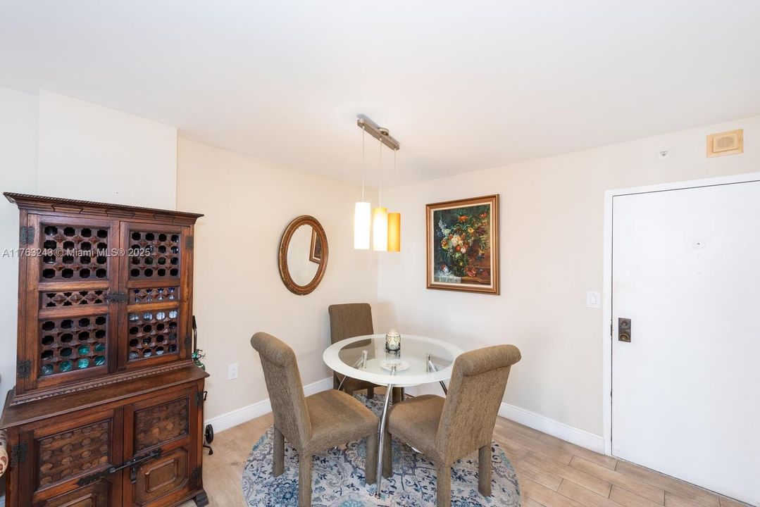 Recently Sold: $570,000 (2 beds, 2 baths, 1009 Square Feet)