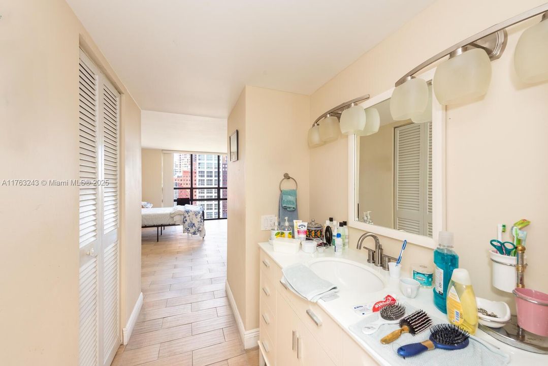 Recently Sold: $570,000 (2 beds, 2 baths, 1009 Square Feet)