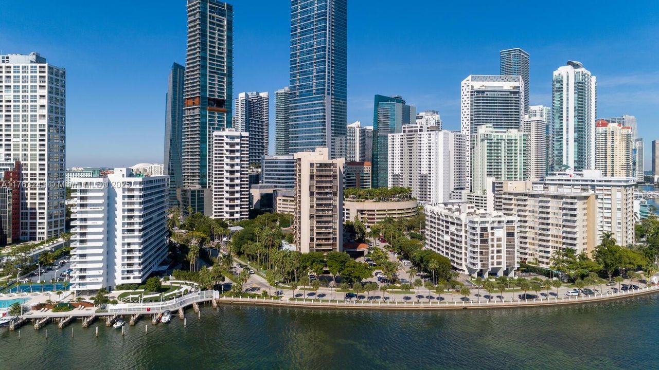 Recently Sold: $570,000 (2 beds, 2 baths, 1009 Square Feet)