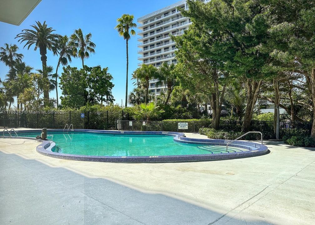 Recently Sold: $570,000 (2 beds, 2 baths, 1009 Square Feet)