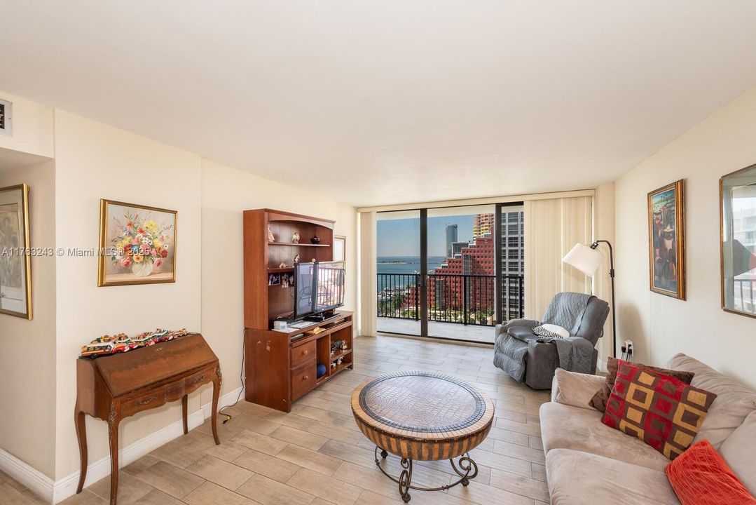 Recently Sold: $570,000 (2 beds, 2 baths, 1009 Square Feet)