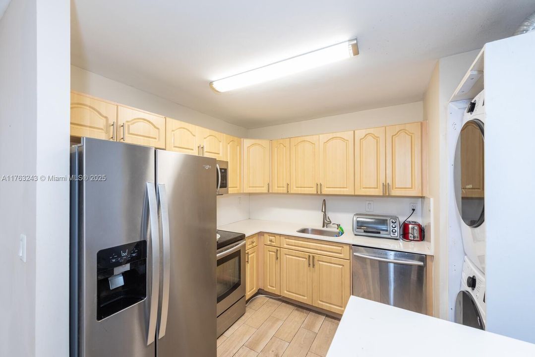 Recently Sold: $570,000 (2 beds, 2 baths, 1009 Square Feet)