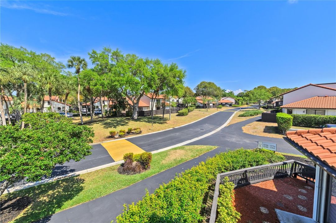 合同活跃: $425,000 (3 贝兹, 3 浴室, 1710 平方英尺)