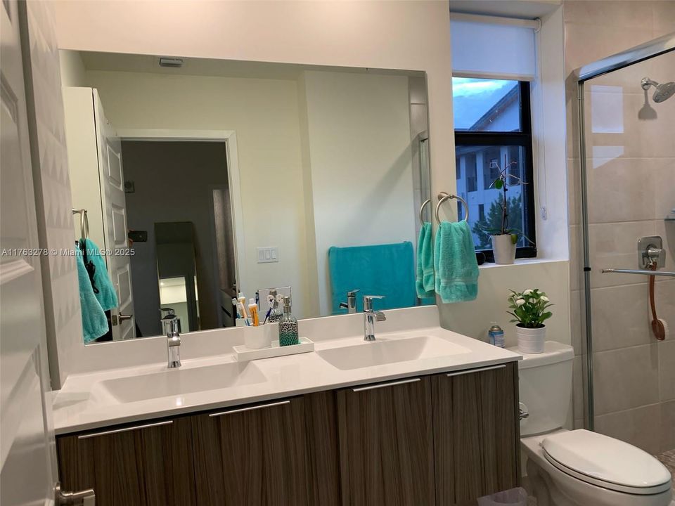 Недавно продано: $517,750 (3 спален, 2 ванн, 1425 Квадратных фут)